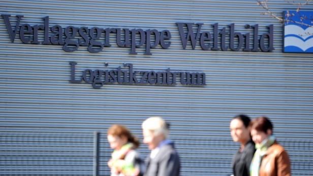 Das Logistikzentrum der Verlagsgruppe Weltbild mit Passanten im Vordergrund.