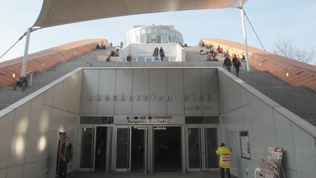 Die Büchereien Wien am Gürtel mit vielen Menschen auf den Stufen.