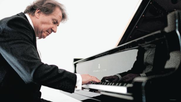 Der österreichische Starpianist Rudolf Buchbinder spielt als Erster überhaupt bei den Salzburger Festspielen sämtliche 32 Beethoven Klaviersonaten an sieben Abenden.