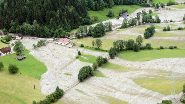 Unwetter: Am Polterabend in Bach gestürzt