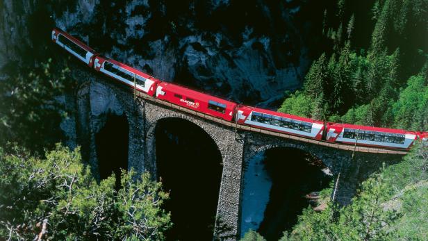 Der legendäre Glacier Express auf dem Landwasserviadukt bei Filisur in der Schweiz.