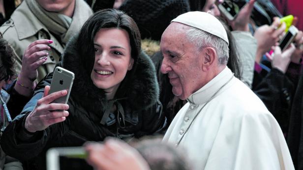 Franziskus posierte für ein Selfie in der Universität „Roma Tre“