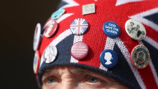 A fan of royal family wears union jack hat decorat Union Jack und Queen sind vielen Briten sehr viel näher als die EU