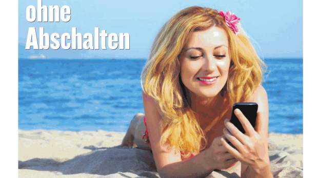 Eine Frau liegt am Strand und benutzt ihr Smartphone.