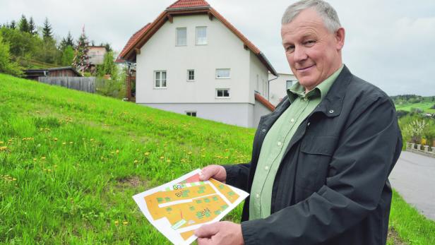 Vizebürgermeister Karl Eichinger zeigt jenen Baugrund, der in Groß Gerungs um drei Euro pro Quadratmeter zu haben ist.