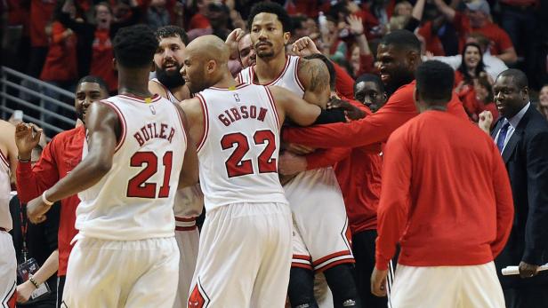 Basketballspieler der Chicago Bulls umarmen sich auf dem Spielfeld.