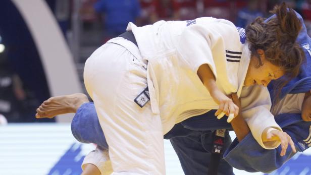 Zwei Judoka kämpfen während eines Wettkampfs miteinander.
