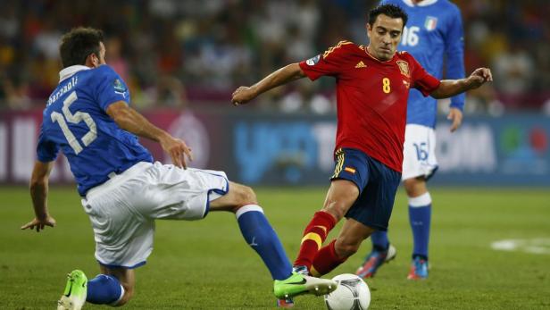 Xavi Hernández von Spanien spielt gegen Andrea Barzagli von Italien Fußball.