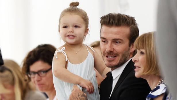 David Beckham hält seine Tochter Harper in den Armen.