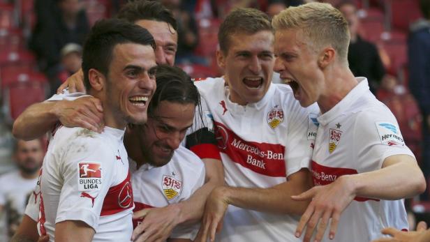 Eine Gruppe von Fußballspielern des VfB Stuttgart feiert gemeinsam ein Tor.