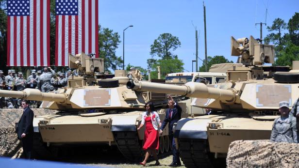 Barack und Michelle Obama zwischen Panzern im US-Staat Georgia