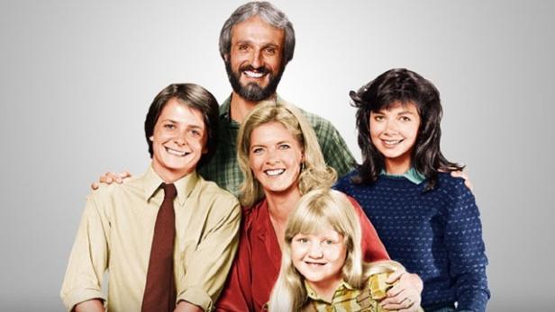 Das Ensemble der Fernsehserie „Familienbande“ posiert für ein Gruppenfoto.