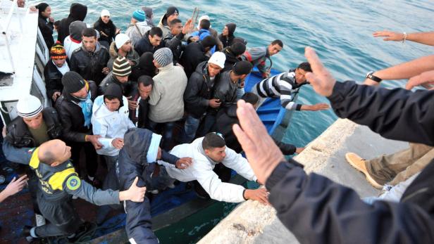 „Bleibt weg“ ist das Signal der EU-Innenminister an Flüchtlinge, die nach Europa kommen wollen. Das EU-Parlament will eine humanitäre Lösung.
