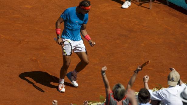 Rafael Nadal feiert einen Punkt auf einem Sandplatz.