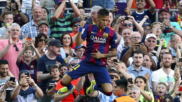 Neymar jubelt vor einer jubelnden Menschenmenge.