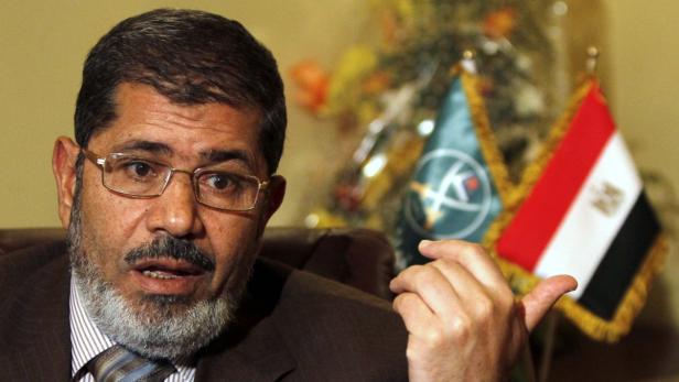 Mursi, der mit seiner altmodischen Brille und dem kurzen Bart auch optisch ein typischer Vertreter der Muslimbrüder ist, saß für die Islamistenbewegung von 2000 bis 2005 im Parlament. Da die Bruderschaft unter Mubarak damals noch offiziell verboten war, hatte er als Unabhängiger kandidieren müssen.