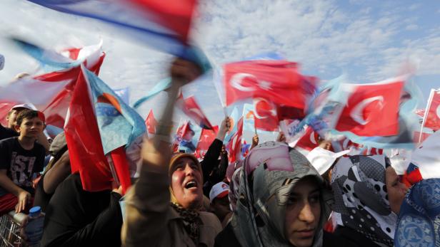 Begeisterte Massen jubeln dem wahlkämpfenden Noch-Ministerpräsident Erdogan zu. Aber im Grenzgebiet zu Syrien hat er selbst bei AKP-Stammwählern an Terrain verloren