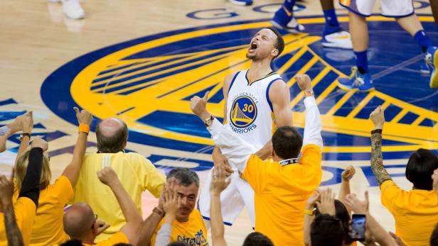Stephen Curry jubelt über ein sensationelles Comeback der Warriors.