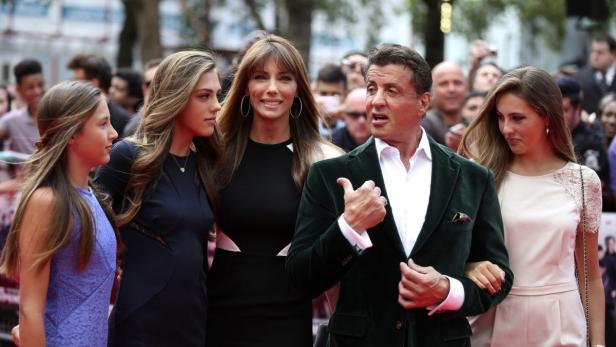 Sylvester Stallone mit seiner Ehefrau Jennifer und seinen drei Töchtern ist nach seiner Rückenverletzung wieder fit.