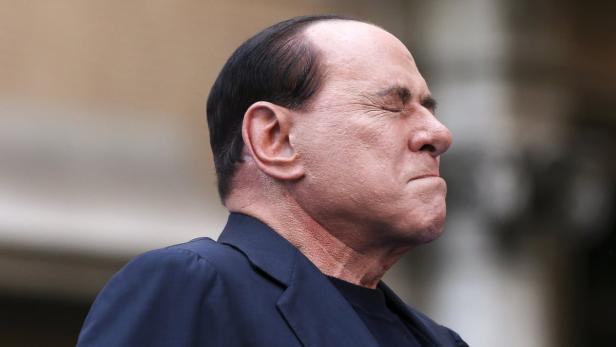 Silvio Berlusconi kneift die Augen zusammen.