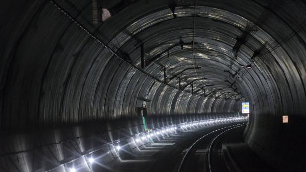 Länge: Mit 57 km ist der Gotthard Basistunnel vor dem Seikan-Tunnel in Japan (53,9 m)  der längste Eisenbahntunnel der Welt. Der Scheitelpunkt   liegt auf   550 m ü. M.