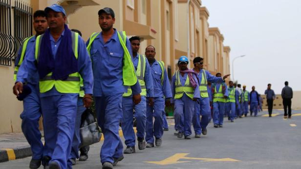 Knochenjob: Die Arbeiter auf den Baustellen in Katar haben es schwer.