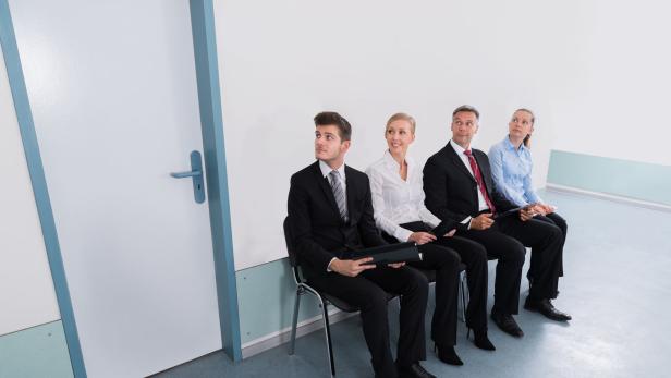 Group Of Applicants Sitting On Chair For Giving Interview In Office Bildnummer 600408820