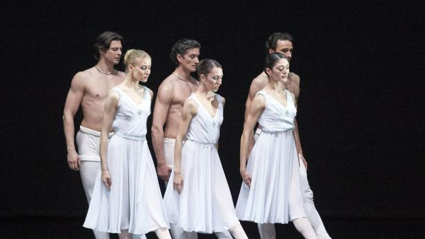 "Adagio Hammerklavier": Die Tänzerinnen und Tänzer des Wiener Staatsballetts scheinen lautlos über die Bühne zu schweben.
