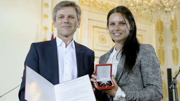 Kanzleramtsminister Ostermayer überreichte Veith das Ehrenzeichen.
