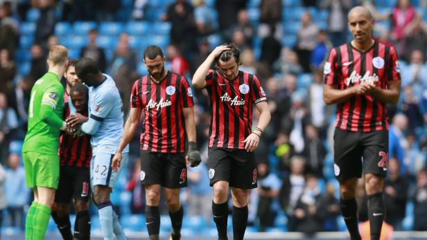 Enttäuschte Fußballspieler von Queens Park Rangers nach einem Spiel.