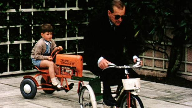 Prinz Charles und sein Papa liefern sich eine Verfolgungsjagd.