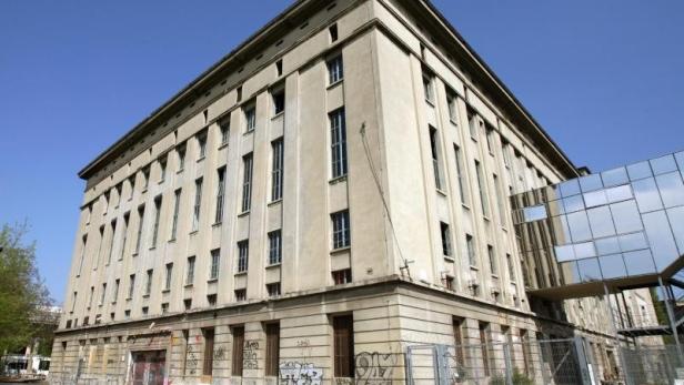 Das Berghain in Berlin, ein Gebäude mit grauer Fassade und vielen Fenstern.