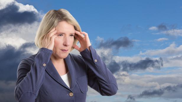Kopfschmerzen zählen zu den häufigsten Beschwerden bei Wetterfühligkeit.