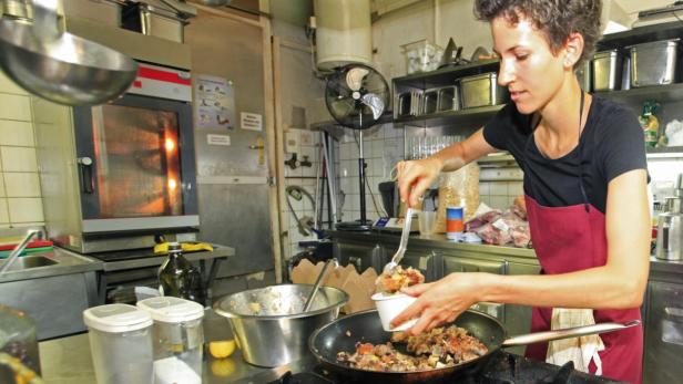 Rita Huber kocht ab fünf Uhr früh in der gemieteten Küche von Wrenkh`s Wiener Kochsalon.