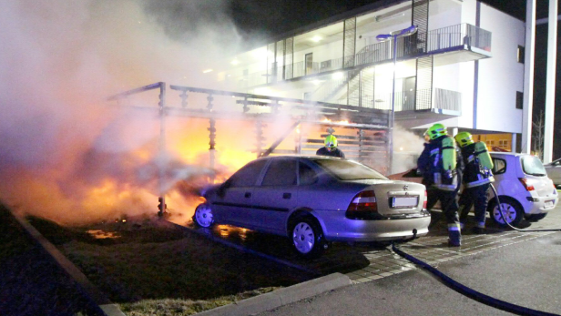 Brand einer Müllinsel in Tulln: Acht Autos beschädigt