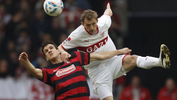 VfB Stuttgart's Niedermeier is challenged by SC Fr Ivan Santini: Der Kroate (l.) spielt mittlerweile in Belgiens Topliga.