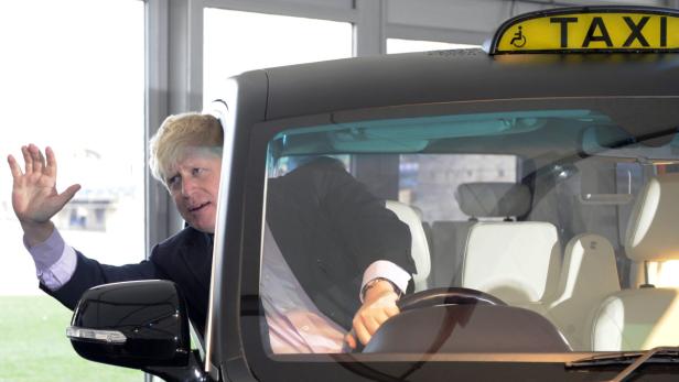 Boris Johnson ist ein Meister der Selbstvermarktung. Für ein gutes Foto setzt er sich auch schon mal hinters Steuer eines Taxis.