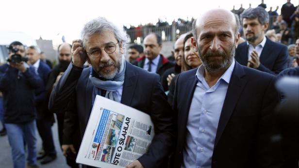 Die angeklagten Journalisten Can Dündar und Erdem Gül am Freitag.