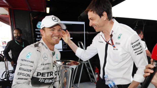 Erfolgsduo: Nico Rosberg gewann in Barcelona und schwärmt. Mercedes-Motorsportchef Toto Wolff tritt auf die Euphoriebremse