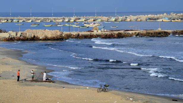 Palästinensische Fischer an der Küste im Gazastreifen