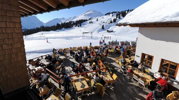 Wintersportler und Urlauber in Lech am Arlberg
