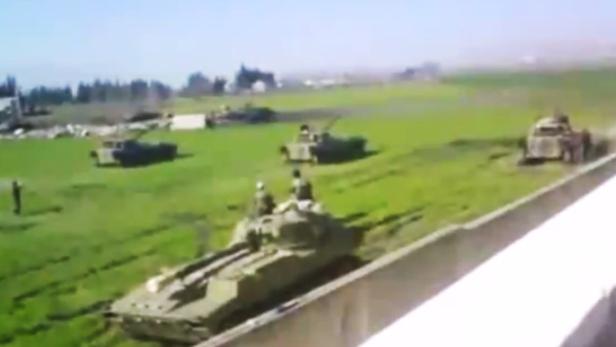 Aufmarsch: 170 syrische Panzer nahe Türkei