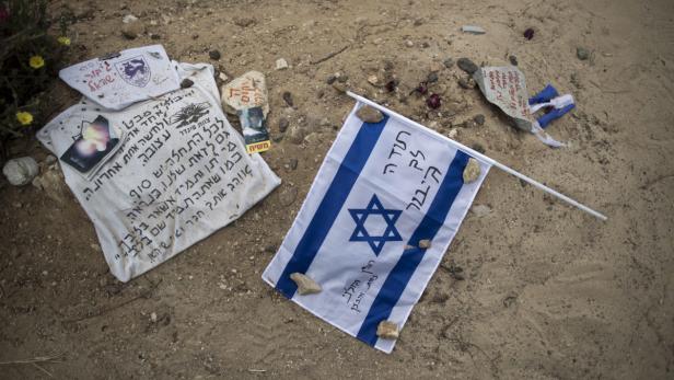 In Israel trauert man um die 36 getöteten Soldaten: &quot;Danke, Held&quot; steht auf der Flagge auf einem Grab.