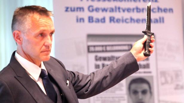 Mit einem Messer wie diesem wurden die beiden Opfer attackiert, zeigt Soko-Beamter Jürgen Thalmeier.