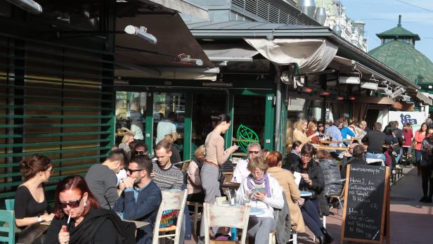 Eine Melange am Naschmarkt ist nur eine von vielen Outdoor-Optionen.