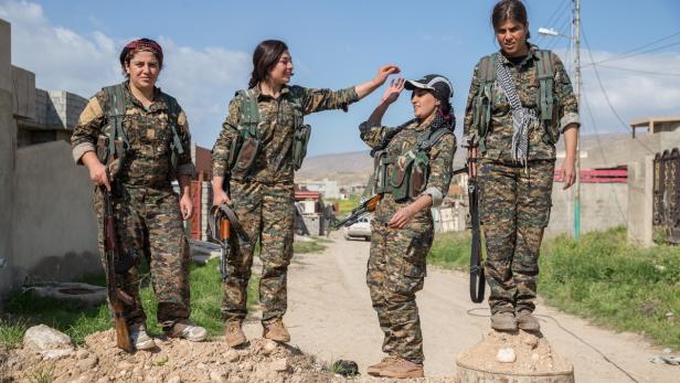 Kämpferinnen der PKK-nahen YBS in Shingal – nach fast zwei Jahren im Krieg bringen diese Frauen keine Explosionen mehr aus der Fassung .