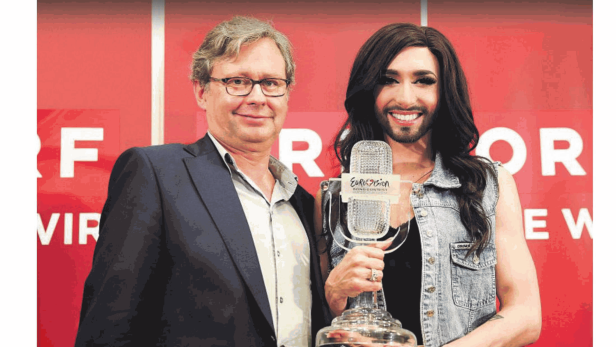 Alexander Wrabetz mit Conchita Wurst und dem Eurovision-Pokal.