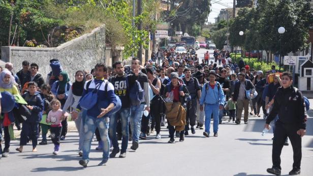 Flüchtlinge auf den Straßen von Chios am Freitag.