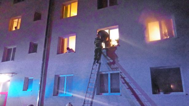 Bei einem Brand eines Mehrparteienhauses in Braunau sind am Dienstag 27 Personen und mehrere Tiere gerettet worden.