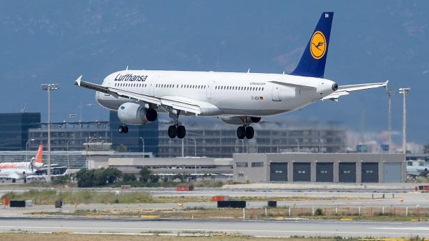 Eine Lufthansa-Maschine landet in Barcelona